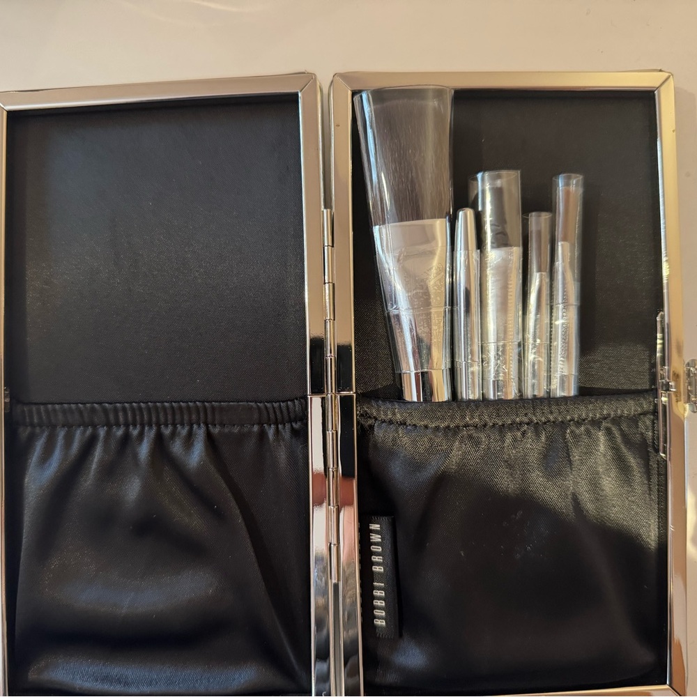 Bobbi Brown Silver Compact brush holder - Picture 3 of 3